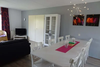 Geräumiges Ferienhaus mit Sauna in Strandnähe