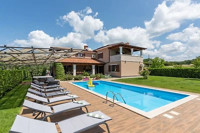 Villa in Tinjan mit Schwimmbecken