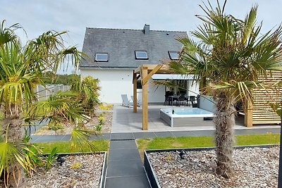 Holiday home with jacuzzi in Plouarzel