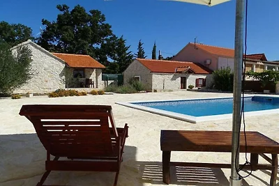 Ferienhaus in Benkovac mit Schwimmbecken