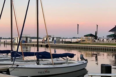 Hausboot in Offingawier mit Terrasse