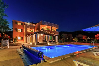 Moderne Villa in Kaštel Novi mit Swimmingpool