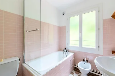 Urlaub für 4 Personen mit den Füßen im Wasser...