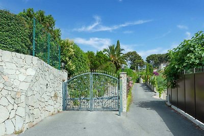 Beautiful villa on the Côte d'Azur with priva...