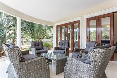 Moderne Villa nahe dem Strand von Mambo mit p...
