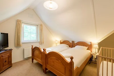 Strohgedeckte Villa mit Geschirrspüler in ein...