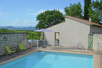 Einfache Villa in Barjac mit Swimmingpool