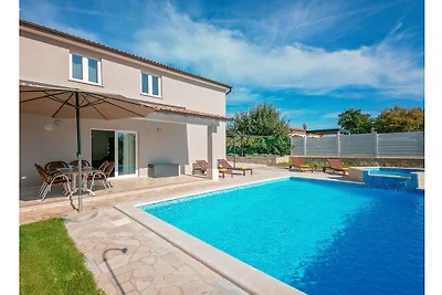 Ferienhaus in Tinjan mit Schwimmbecken