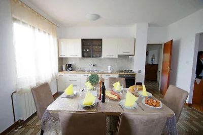 Ruhige Ferienwohnung in Šajini mit Garten
