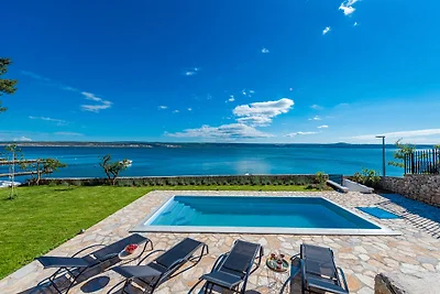 Moderne Villa in Maslenica mit Swimmingpool