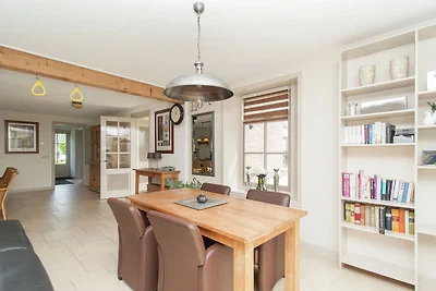Modernes Ferienhaus mit Whirlpool in...