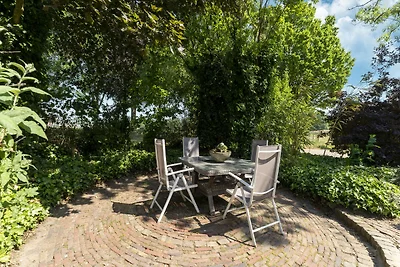 Haus mit großem Garten auf dem Bauernhof...