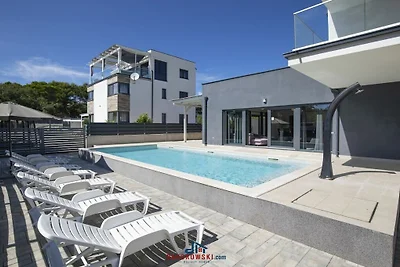 Villa in Pomer mit Schwimmbecken