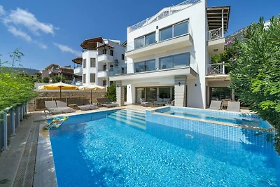 Villa in Kalkan mit Schwimmbecken