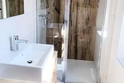 4 camere per 9 persone