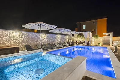 Villa in Grebatica mit Pool