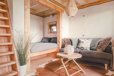 Schönes Baumhaus aus Holz mit Terrasse