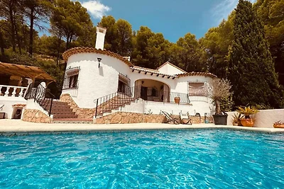Villa con giardino e piscina privata ad...