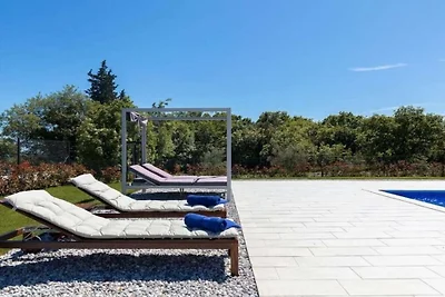 Villa in Kavran met zwembad