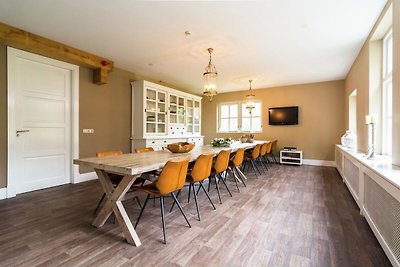 Luxus-Bauernhaus in der Nähe des Waldes in...