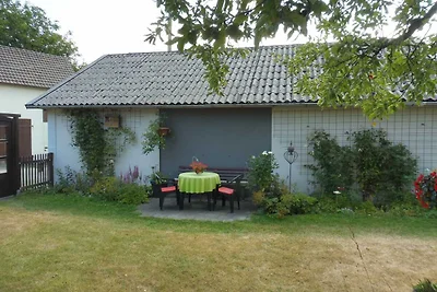 Ferienwohnung mit Terrasse und Pool im Garten