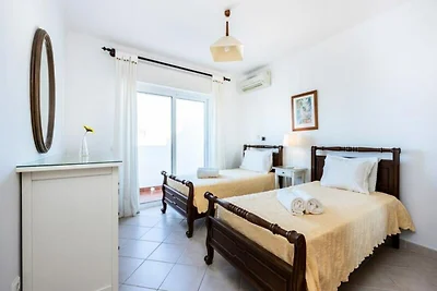 Villa in Galé mit Pool nahe São Lourenço