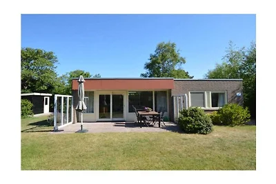 Vakantiehuis in Den Burg met zwembad