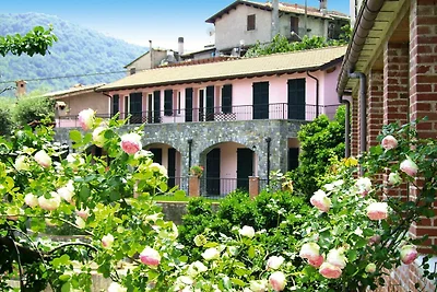 Appartamento a Castellaro con giardino