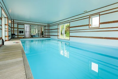 Geräumiges Ferienhaus mit beheiztem Innenpool