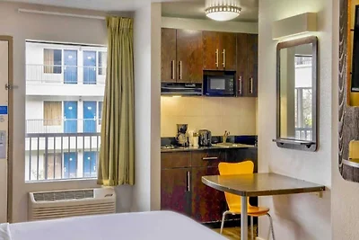Cozy ADA King Bed|Pool|Free parking