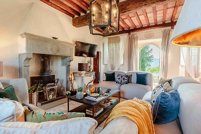 VILLA IL CASTELLO: Vibrante Santuario di Colo...