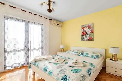 Wohnung in Šibenik-Brodarica mit Balkon