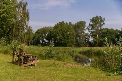 Prachtige blokhut aan de rivier met bubbelbad