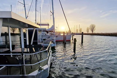 Drijvende lodge met terras in Lelystad