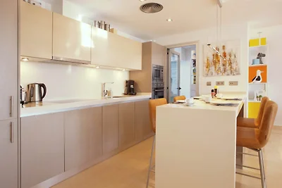Modernes Apartment mit Balkon