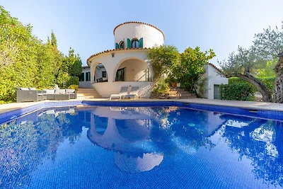 Huis met grote tuin en privézwembad
