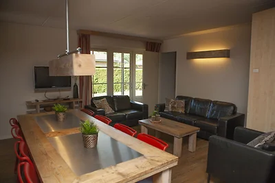Bungalow mit dekorativem Kamin in der Nähe