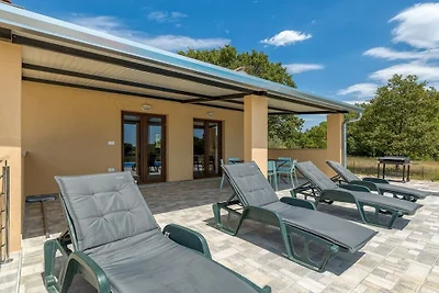 Ferienhaus in Jursici mit Schwimmbecken