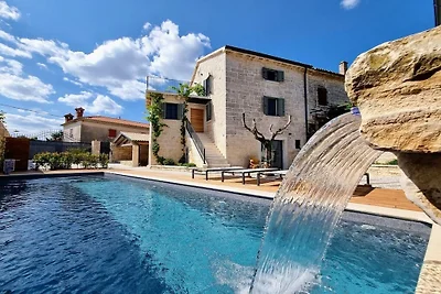 Villa in Tinjan mit Schwimmbecken