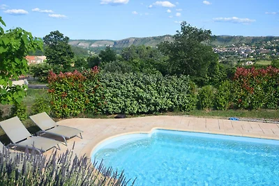 Imponente villa con vista sulla collina