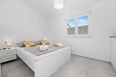 Attraktive Wohnung in Peroj mit Terrasse