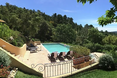 Opulenta villa a Le muy con piscina