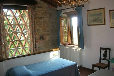 Bauernhaus aus Stein, umgeben von Natur mit e...