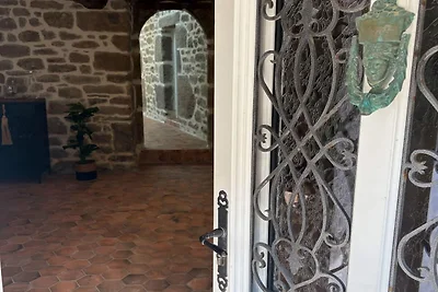Gerenoveerd stenen huis aan de kust in...