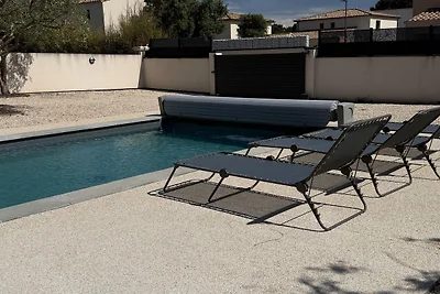 Villa mit Pool und Jacuzzi nahe Châteauneuf-d...