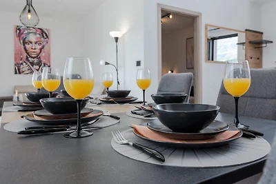 Holiday Home Infinity - Six Bedroom Guest Hou...