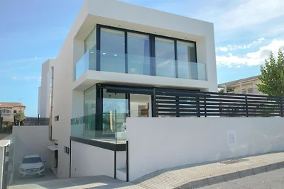 Moderne Villa mit Schwimmbad in Strandnähe