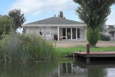 Eleganter Bungalow am Wasser mit Anlegestelle
