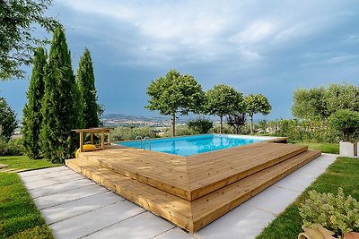 Modernes Haus mit Pool und Blick auf die...