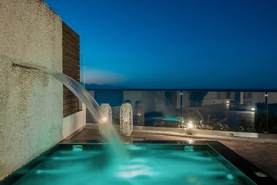 Villa con Jacuzzi, piscina e vista a Tragaki